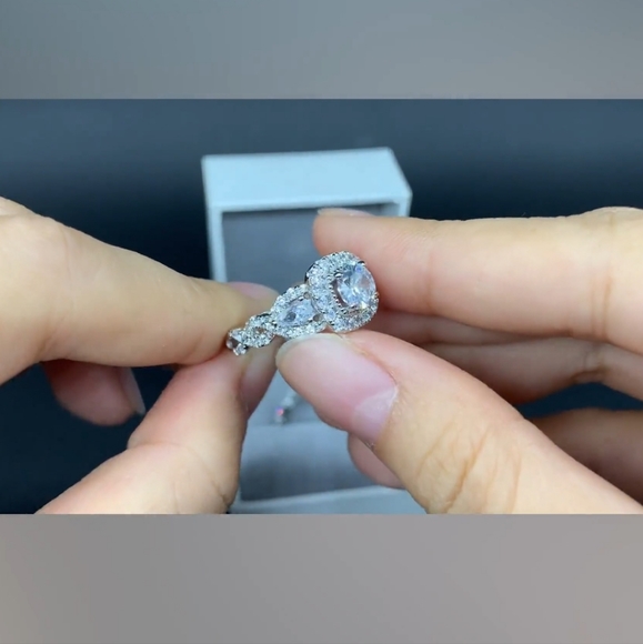 💖💍NEW💖💍STUNNING!! EXQUISITE!! 2 PC 1.5 CT CZ Wedding/Engagement Set 💖💍 - Picture 5 of 16